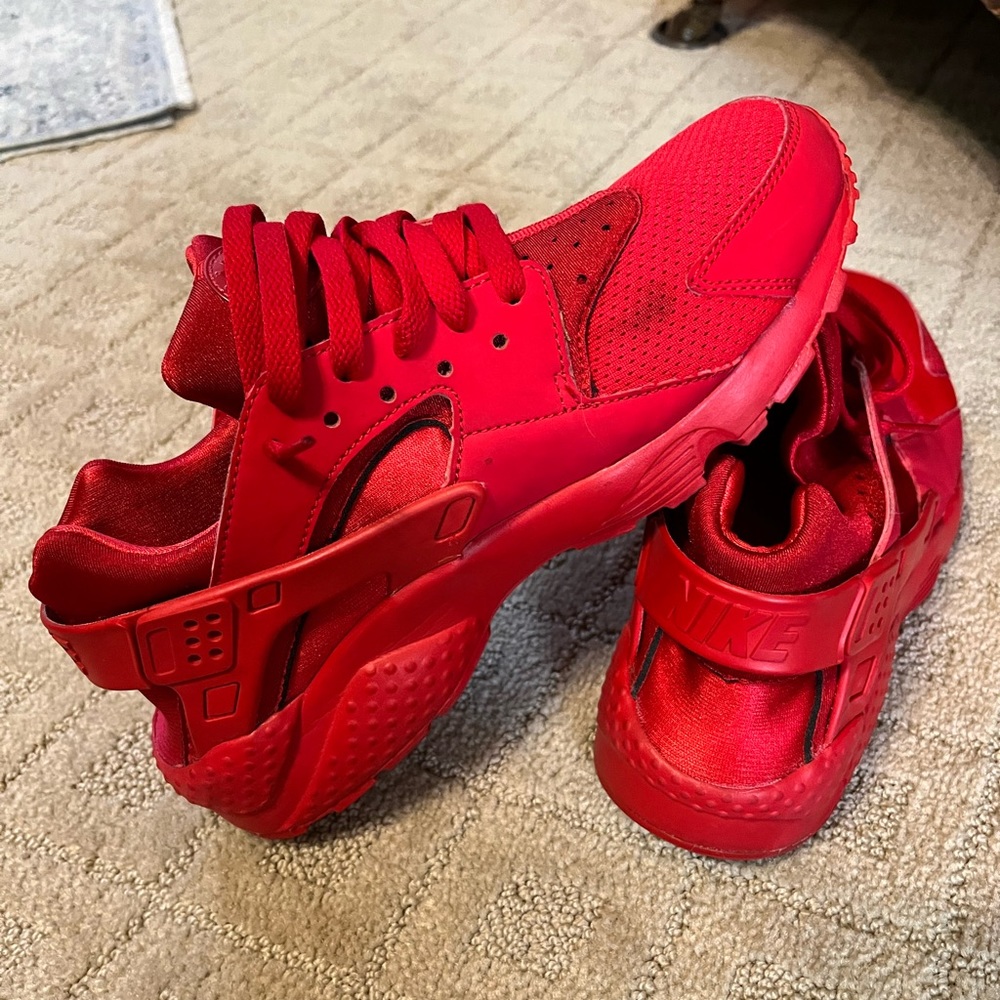 NIKE Red Haurachees